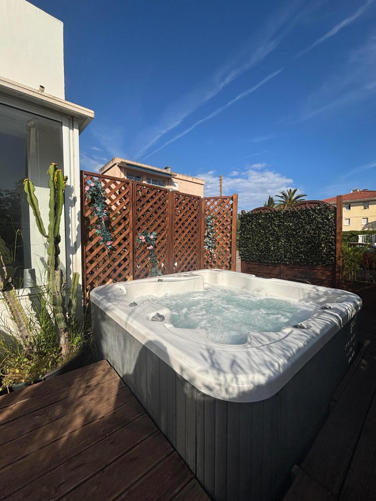 Hotel Sable Et Soleil - Port, Plage Et Jacuzzi Prive Fréjus Zewnętrze zdjęcie